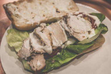 Fırında Kavrulmuş Tavuk ve marul ve domates mayonaise ile Ciabatta