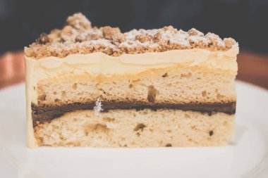 Jaffa Kek Vanilya pound kek zengin çikolata mus, portakal reçeli ve mus.ine arasında sandviç, badem yağı crumble ile tepesinde