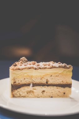 Jaffa Kek Vanilya pound kek zengin çikolata mus, portakal reçeli ve mus.ine arasında sandviç, badem yağı crumble ile tepesinde