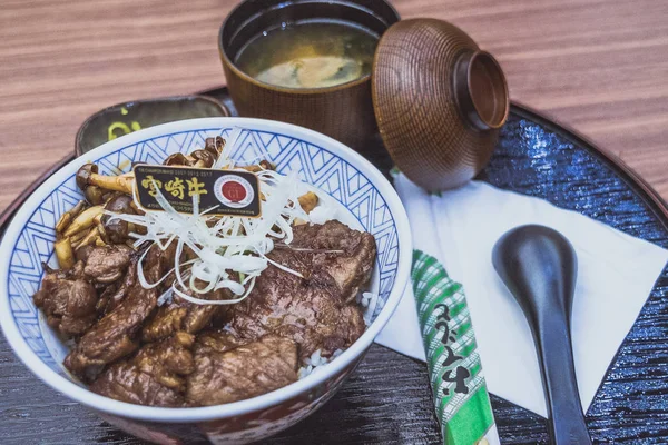 Wagyu karubi don waygyu beef rice bowl set mahlzeit serviert mit misosuppe und gurken — Stockfoto