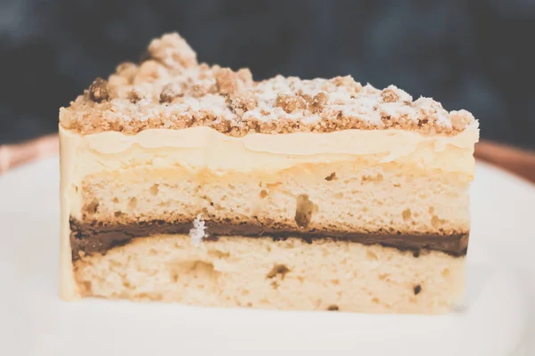 Gâteau au jaffa Gâteau à la vanille en sandwich entre mousse au chocolat riche, confiture d'orange et mousse.ine, garni de beurre d'amande crumble — Photo