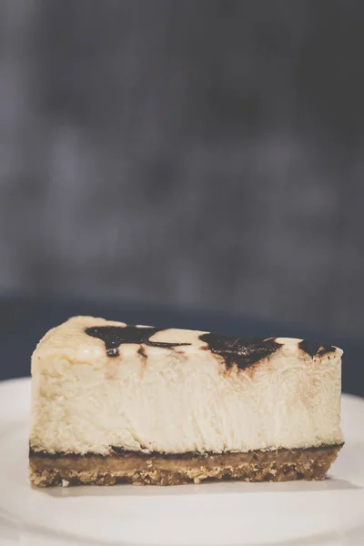 Gâteau au fromage Nutella glaçage chhese classique mélangé avec des tourbillons de chocolat nutella sur une base de biscuit au beurre salé — Photo