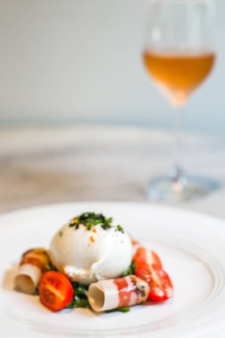 Artigiana Burrata Salata Ot marine burrata, Fransız kürdomuz omuz ve salata