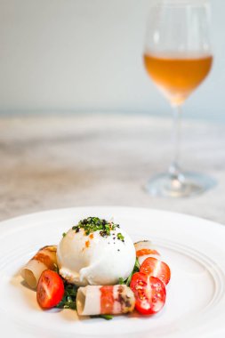 Artigiana Burrata Salata Ot marine burrata, Fransız kürdomuz omuz ve salata