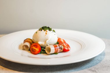 Artigiana Burrata Salata Ot marine burrata, Fransız kürdomuz omuz ve salata