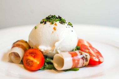 Artigiana Burrata Salata Ot marine burrata, Fransız kürdomuz omuz ve salata