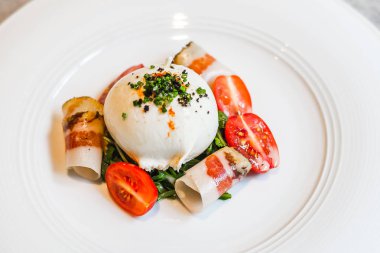 Artigiana Burrata Salata Ot marine burrata, Fransız kürdomuz omuz ve salata