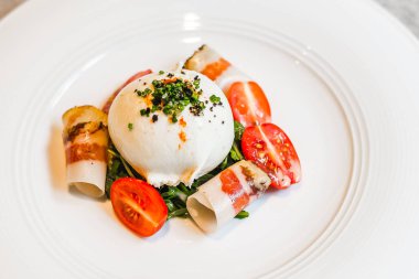 Artigiana Burrata Salata Ot marine burrata, Fransız kürdomuz omuz ve salata