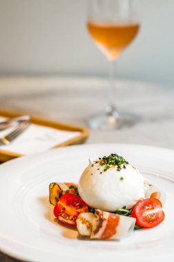 Artigiana Burrata Salata Ot marine burrata, Fransız kürdomuz omuz ve salata