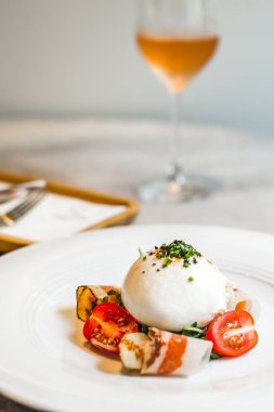 Artigiana Burrata Salata Ot marine burrata, Fransız kürdomuz omuz ve salata