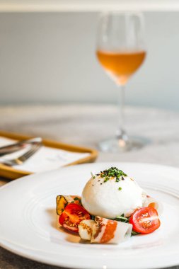 Artigiana Burrata Salata Ot marine burrata, Fransız kürdomuz omuz ve salata