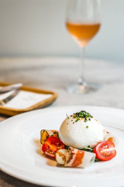 Artigiana Burrata Salata Ot marine burrata, Fransız kürdomuz omuz ve salata