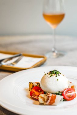 Artigiana Burrata Salata Ot marine burrata, Fransız kürdomuz omuz ve salata