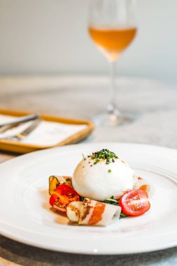 Artigiana Burrata Salata Ot marine burrata, Fransız kürdomuz omuz ve salata