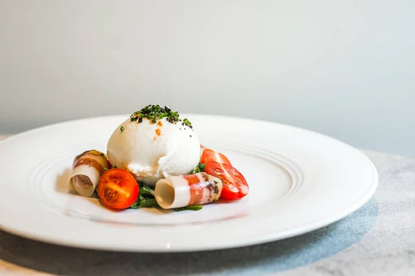 Artigiana Burrata Salad Herb marinated burrata, French cured pork shoulder and salad — Stock Photo, Image