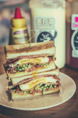 Kırmızı soslu Jambon ve Yumurta sandviç, salatalık, domates ve marul