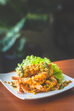 karides tuzlu yumurta ezmesi ve fesleğen ve biber kızarmış karıştırın