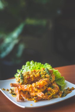 karides tuzlu yumurta ezmesi ve fesleğen ve biber kızarmış karıştırın