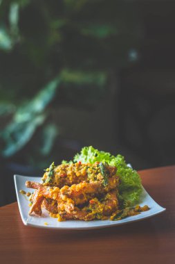 karides tuzlu yumurta ezmesi ve fesleğen ve biber kızarmış karıştırın