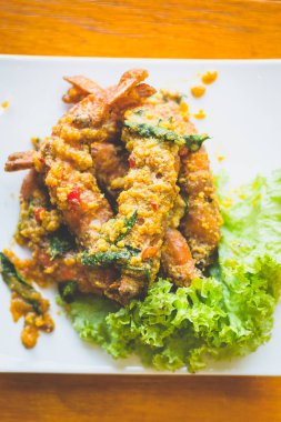 karides tuzlu yumurta ezmesi ve fesleğen ve biber kızarmış karıştırın