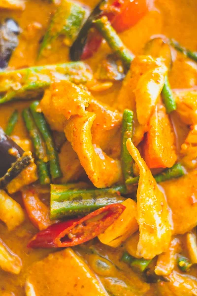Curry Assam Rebanada de pescado con berenjena brinjal okra dedos de dama frijoles largos snap frijoles —  Fotos de Stock