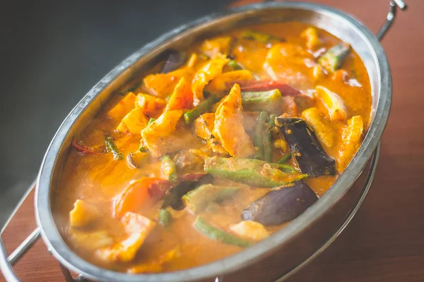 Curry-Assam-Fischscheibe mit Auberginen brinjal okra Lady 's Finger lange Bohnen Snap Bohnen — Stockfoto