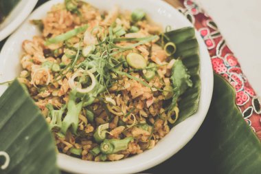 Nasi Ulam Istimewa çiğ otlar, sebze, kıyılmış balık ve tuzlu balık ile pirinç muhteşem bir yemek