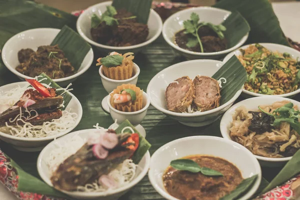 Pratos Peranakan variados em um banquete peranakan em um restaurante fino — Fotografia de Stock