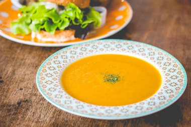 Ev yapımı tofu burger dikkatle tofu ve soğan teriyaki sos.küçük tavada kızarmış patates ve küçük salata ve kabak çorbası yapılmış