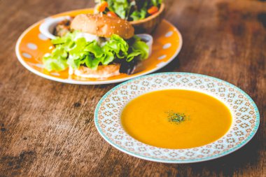 Ev yapımı tofu burger dikkatle tofu ve soğan teriyaki sos.küçük tavada kızarmış patates ve küçük salata ve kabak çorbası yapılmış