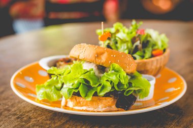 Ev yapımı tofu burger dikkatle tofu ve soğan teriyaki sos.küçük tavada kızarmış patates ve küçük salata ve kabak çorbası yapılmış