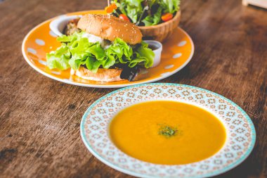 Ev yapımı tofu burger dikkatle tofu ve soğan teriyaki sos.küçük tavada kızarmış patates ve küçük salata ve kabak çorbası yapılmış