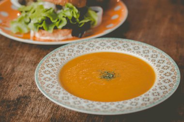 Ev yapımı tofu burger dikkatle tofu ve soğan teriyaki sos.küçük tavada kızarmış patates ve küçük salata ve kabak çorbası yapılmış