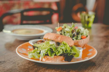 Ev yapımı tofu burger dikkatle tofu ve soğan teriyaki sos.küçük tavada kızarmış patates ve küçük salata ve kabak çorbası yapılmış