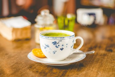 kahverengi şeker ve tarafında bir bardak su ile bir çin fincan yeşil çay matcha soya latte