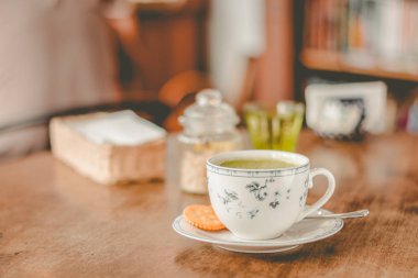 kahverengi şeker ve tarafında bir bardak su ile bir çin fincan yeşil çay matcha soya latte