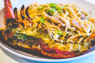 Aglio Olio La Kanada linguine (kalamar dilimleri ve Kanada Yarım Istakoz ile) 