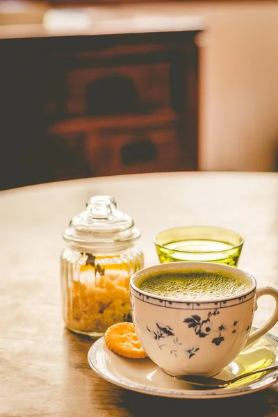 Kahverengi şeker ve tarafında bir bardak su ile bir çin fincan yeşil çay matcha soya latte — Stok fotoğraf