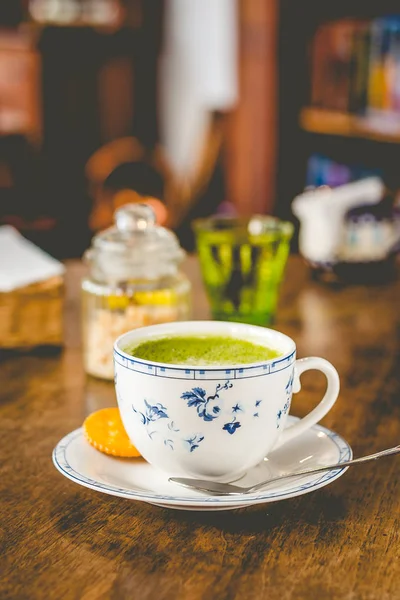 Kahverengi şeker ve tarafında bir bardak su ile bir çin fincan yeşil çay matcha soya latte — Stok fotoğraf