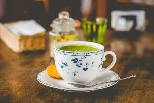 Kahverengi şeker ve tarafında bir bardak su ile bir çin fincan yeşil çay matcha soya latte — Stok fotoğraf