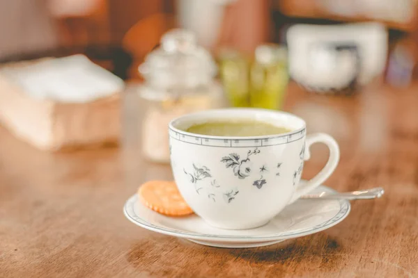 Kahverengi şeker ve tarafında bir bardak su ile bir çin fincan yeşil çay matcha soya latte — Stok fotoğraf