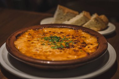 Kremalı Tokyo Tarzı Lazanya ekmek ile kahverengi bir çin kase servis 