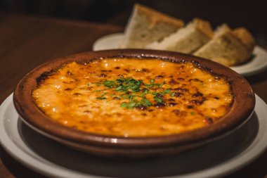 Kremalı Tokyo Tarzı Lazanya ekmek ile kahverengi bir çin kase servis 