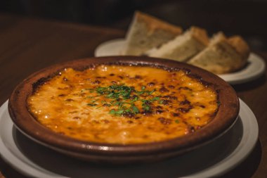 Kremalı Tokyo Tarzı Lazanya ekmek ile kahverengi bir çin kase servis 