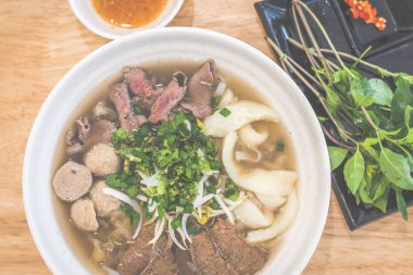 Çorba ve sığır dilimleri ile Özel Sığır Vietnamca pho, göğüs eti, sığır topları, balık maw, soğan otlar ile servis