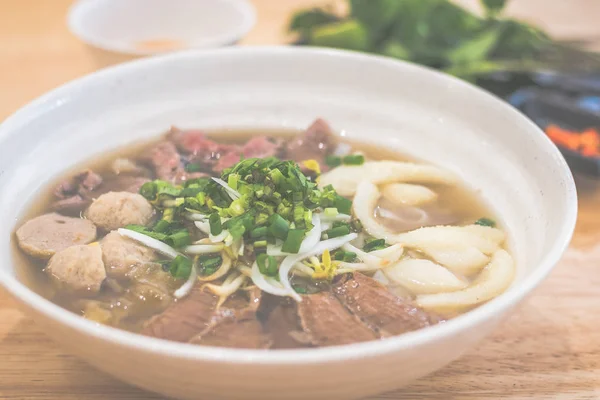 Spezielle vietnamesische Rindfleisch pho mit Suppe und Rindfleischscheiben, Brustpüree, Rindfleischbällchen, Fischmagen, Schalotten mit Kräutern serviert — Stockfoto