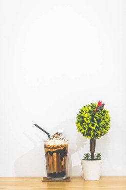 Buzlu Manhattan Mocha Çikolata sosu, süt, espresso, çikolatalı dondurma, krem şanti