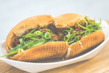 Jambon, pate, tavuk, soğan ile Özel Banh Mi vietnam baget sandviç