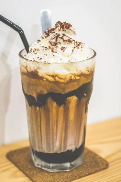 冰曼哈顿摩卡巧克力酱，牛奶，浓缩咖啡，巧克力冰淇淋，奶油 — 图库照片
