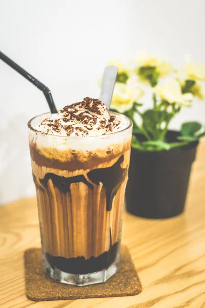 Buzlu Manhattan Mocha Çikolata sosu, süt, espresso, çikolatalı dondurma, krem şanti